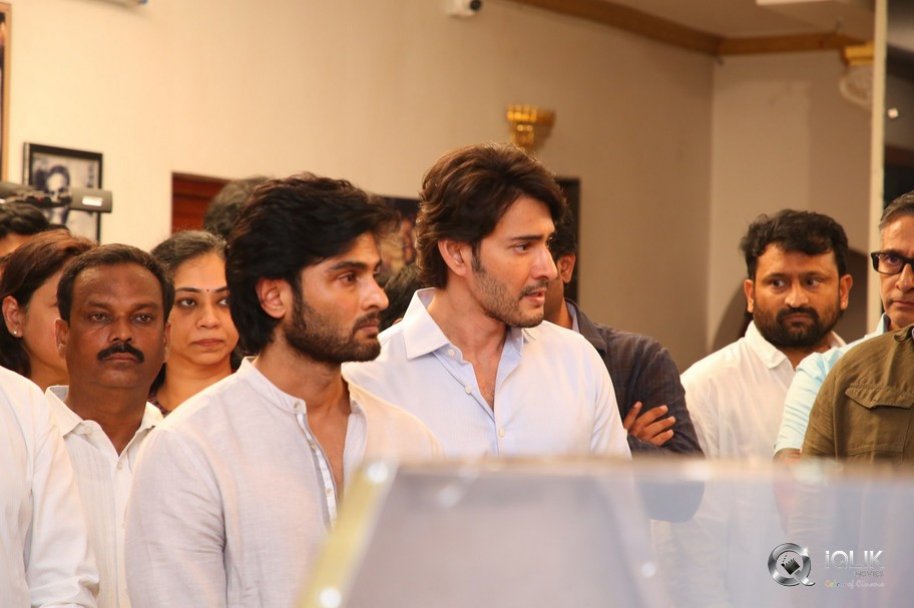 Celebrities-pay-homage-to-superstar-Krishna